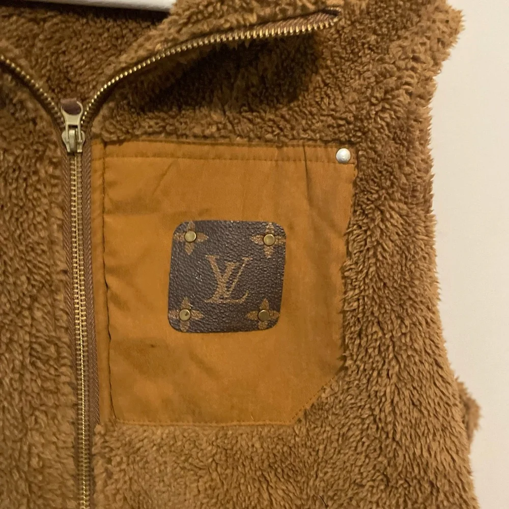 Brown Fleece Teddy adult Vest with emblem on front L/XL‎